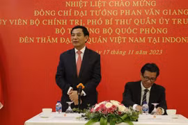 Đại tướng Phan Văn Giang, Ủy viên Bộ Chính trị, Phó Bí thư Quân ủy Trung ương, Bộ trưởng Bộ Quốc phòng, phát biểu tại cuộc gặp cán bộ các cơ quan đại diện Việt Nam tại Indonesia. (Ảnh: Đào Trang/TTXVN)