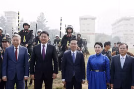 Chủ tịch nước Võ Văn Thưởng và Tổng thống Mông Cổ Ukhnaagiin Khurelsukh với các chiến sỹ Cảnh sát Cơ động Kỵ binh. (Ảnh: Thống Nhất/TTXVN)