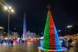 Cây thông Giáng sinh tại Piazza del Popolo ở thủ đô Rome, Italy, ngày 15/12/2022. (Ảnh: AFP/ TTXVN)