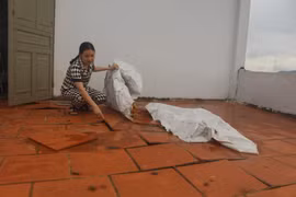 Ngôi nhà 3 tầng của chị Phạm Thị Hiền (Khu tái định cư thôn Kim Bôi, xã Đông Thanh, huyện Đông Sơn) bị hư hỏng nặng nề do áp lực của máy lu lèn trong quá trình thi công cầu vượt cao tốc. (Ảnh: Hoa Mai/TTXVN)