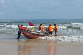 Thi thể em P.M.H được tìm thấy trên biển cách 200m từ vị trí gặp nạn. Ảnh: TTXVN phát