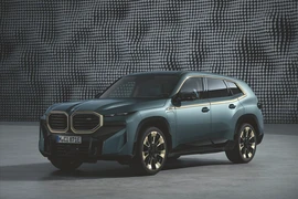 BMW XM thế hệ đầu tiên – Hiệu suất vượt trội trên một mẫu xe gầm cao.