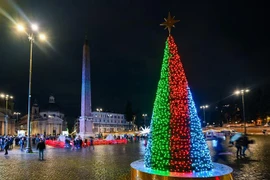 Cây thông Giáng sinh tại Piazza del Popolo ở thủ đô Rome, Italy, ngày 15/12/2022. (Ảnh: AFP/ TTXVN)