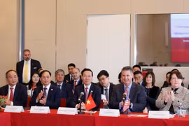 Chủ tịch nước Võ Văn Thưởng làm việc với Ban Giám đốc Đại học Stanford, Hoa Kỳ. (Ảnh: Thống Nhất/TTXVN)