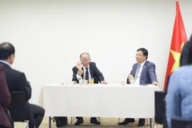 Giáo sư Hoàng Chí Bảo giới thiệu về Di chúc của Chủ tịch Hồ Chí Minh. (Ảnh: Xuân Giao/TTXVN)