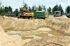 Một vụ khai thác cát vi phạm pháp luật (Ảnh minh họa: TTXVN)