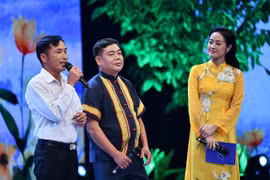 Những nhà giáo, khách mời đặc biệt với những chia sẻ tâm huyết về nghề cũng như sự cống hiến của các thầy cô trong sự nghiệp trồng người tham dự chương trình. (Ảnh: TTXVN phát)