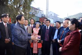 Thủ tướng Phạm Minh Chính trao đổi với lãnh đạo tỉnh Lai Châu và huyện Sìn Hồ. (Ảnh: Quý Trung/TTXVN)