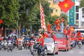 Từ 14h chiều ngày 19/11, hàng trăm cổ động viên thuộc hội cổ động viên bóng đá Việt Nam(VFS), đã diễu hành qua các con phố Hà Nội để sẵn sàng 'tiếp lửa' cho đội tuyển Việt Nam trước trận 'đại chiến' với Thái Lan tối nay. (Ảnh: Minh Sơn/Vietnam+)