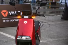 Thương hiệu Yadea chính thức giới thiệu tới thị trường Việt Nam dòng xe máy điện thông minh G5 được thiết kế để tối ưu trải nghiệm lái xe thú vị, cùng nhiều tính năng thông minh chưa từng xuất hiện trên xe 2 bánh tại Việt Nam. (Ảnh: Minh Sơn/Vietnam+)