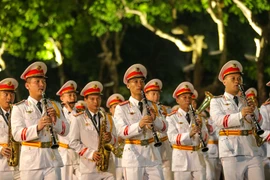 Tối 12/10, tại phố đi bộ Hồ Gươm, các nhạc công của đoàn Nghi lễ Công an nhân dân thuộc Bộ Tư lệnh Cảnh sát cơ động, Bộ Công an biểu diễn, diễu hành phục vụ người dân Thủ đô và du khách thập phương. (Ảnh: Vietnam+)