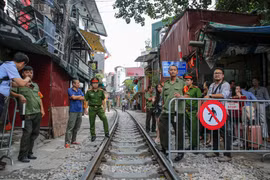 Sáng 10/10, tổ công tác liên ngành gồm công an quận Hoàn Kiếm, công an các phường có đường tàu chạy qua, cảnh sát giao thông đường sắt đã tiến hành phong toả các lối ra vào đoạn đường tàu phố Phùng Hưng, nơi các hộ kinh doanh càphê, nhà hàng. (Ảnh: Minh 