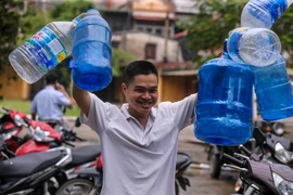 Ngay sau khi có thông tin chính thức về việc nguồn nước sông Đà bị ô nhiễm, một số nhà máy nước sạch đã mở cửa cung cấp nước sạch miễn phí cho người dân Thủ đô. (Ảnh: Minh Sơn/Vietnam+)