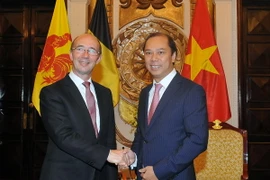 Thứ trưởng Nguyễn Quốc Dũng đón và hội đàm với Ngài Rudy Demotte. (Ảnh: Nguyễn Khang/TTXVN)