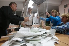 Nhân viên cơ quan bầu cử Nga kiểm phiếu tại Simferopol. (Nguồn: AFP/TTXVN)