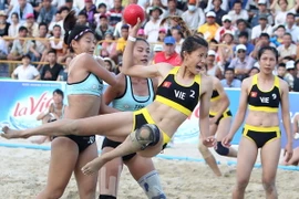 Pha bay người ném bóng của vận động viên bóng ném Việt Nam trong trận gặp Thái Lan. (Ảnh: Quốc Khánh/TTXVN)