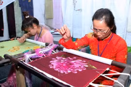 Trình diễn nghề thêu truyền thống. (Ảnh: Thanh Tùng/TTXVN)