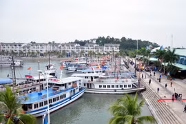 Tàu du lịch Vịnh Hạ Long cập Cảng tàu khách quốc tế Tuần Châu. (Ảnh: Nguyễn Hoàng/TTXVN)