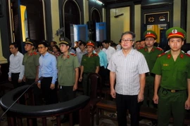 Các bị cáo đứng trước vành móng ngựa tại phiên tòa. (Ảnh: Mạnh Linh/TTXVN)