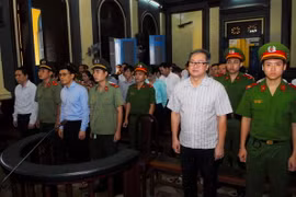 Các bị cáo đứng trước vành móng ngựa tại phiên tòa. (Ảnh: Mạnh Linh/TTXVN)