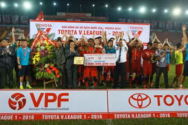 Đội Hải Phòng giành giải Nhì V-League 2016. (Ảnh: Lâm Khánh/TTXVN)
