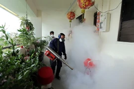 Phun thuốc khử trung nhằm ngăn chặn sự lây lan của virus Zika tại Singapore. (Nguồn: AFP/TTXVN)
