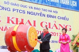 Thủ tướng Nguyễn Xuân Phúc đánh trống khai giảng năm học mới 2016-2017. (Ảnh: Thống Nhất/TTXVN)