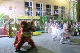 Màn múa lân tại lễ hội. (Ảnh: Nguyễn Hoàng Linh/Vietnam+)