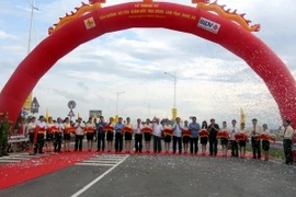 Phó Thủ tướng Vương Đình Huệ cùng các đại biểu cắt băng khánh thành công trình. (Ảnh: Tá Chuyên/TTXVN)
