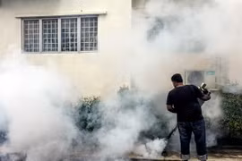Phun thuốc khử trùng nhằm ngăn chặn sự lây lan của virus Zika tại Kuala Lumpur, Malaysia. (Nguồn: EPA/TTXVN)
