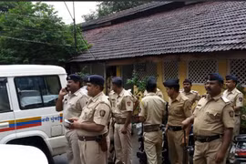 Cảnh sát Mumbai bên ngoài trường học nơi nhóm học sinh tuyên bố nhìn thấy những người đàn ông khả nghi. (Nguồn: ANI)