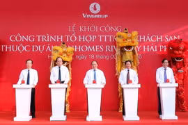 Thủ tướng Nguyễn Xuân Phúc và các đại biểu thực hiện nghi thức khởi công công trình. (Ảnh: Thống Nhất/TTXVN)
