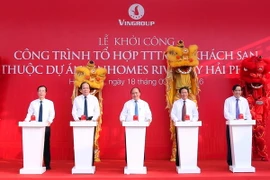 Thủ tướng Nguyễn Xuân Phúc và các đại biểu thực hiện nghi thức khởi công công trình. (Ảnh: Thống Nhất/TTXVN)