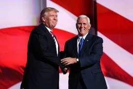 Ông Donald Trump (trái) và ông Mike Pence tại Đại hội toàn quốc đảng Cộng hòa ở Cleveland, Ohio, Mỹ. (Nguồn: AFP/TTXVN)