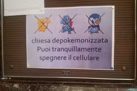 Thông điệp "không Pokemon" được dán trên cửa nhà thờ. (Nguồn: La Repubblica)