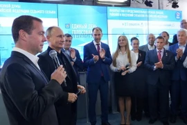 Tổng thống Nga Vladimir Putin (thứ 2, trái) và Chủ tịch đảng Nước Nga Thống nhất - Thủ tướng Dmitry Medvedev (trái) phát biểu sau cuộc bầu cử tại thủ đô Moskva ngày 18/9. (Nguồn: AFP/TTXVN)