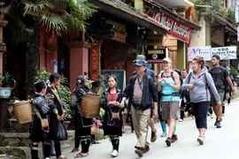 Khách du lịch nước ngoài tham quan SaPa. (Ảnh: Thanh Hà/TTXVN)