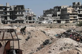 Nhà cửa bị phá hủy tại thành phố Aleppo, miền Bắc Syria. (Nguồn: THX/TTXVN)