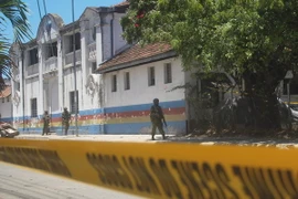 Binh sỹ Kenya gác trước đồn cảnh sát tại trung tâm thành phố Mombasa sau khi đập tan âm mưu đánh bom khủng bố. (Nguồn: EPA/TTXVN)