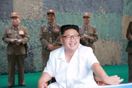 Nhà lãnh đạo Triều Tiên Kim Jong-un thị sát cuộc huấn luyện phóng tên lửa đạn đạo tại đơn vị pháo binh Hwasong. (Nguồn: Yonhap/TTXVN)