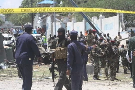 Nhân viên an ninh Somalia điều tra tại hiện trường một vụ đánh bom. (Nguồn: EPA/TTXVN)