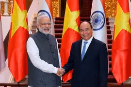 Thủ tướng Nguyễn Xuân Phúc với Thủ tướng Ấn Độ Narendra Modi. (Ảnh: Thống Nhất/TTXVN)