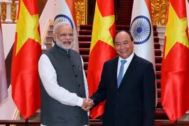 Thủ tướng Nguyễn Xuân Phúc với Thủ tướng Ấn Độ Narendra Modi. (Ảnh: Thống Nhất/TTXVN)