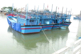 Tàu cá vào neo đậu tại khu vực cửa sông Cái, thành phố Nha Trang. (Ảnh: Nguyên Lý/TTXVN)