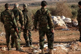 Binh sỹ Syria đẩy lui một cuộc tấn công của IS gần sân bay Deir al-Zor. (Nguồn: AFP/TTXVN)