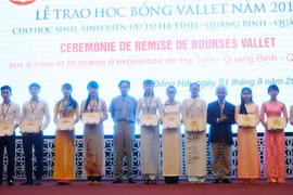 Giáo sư Odon Vallet và giáo sư Trần Thanh Vân trao học bổng cho các em sinh viên ưu tú. (Ảnh: Võ Dung/TTXVN)