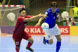 Pha tranh bóng giữa cầu thủ Danh Phát (trái) và cầu thủ Sergio Romano (phải) của Italy. (Nguồn: EPA/TTXVN)