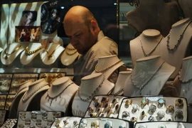 Vàng được trưng bày tại một cửa hàng tại quận kim hoàn ở New York City. (Nguồn: AFP/TTXVN)