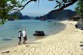Bãi tắm thơ mộng trên đảo Khỉ thuộc quần dảo Cát Bà. (Ảnh: Thanh Hà/TTXVN)