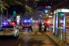 Cảnh sát điều tra tại hiện trường vụ nổ. (Nguồn: AFP/TTXVN)